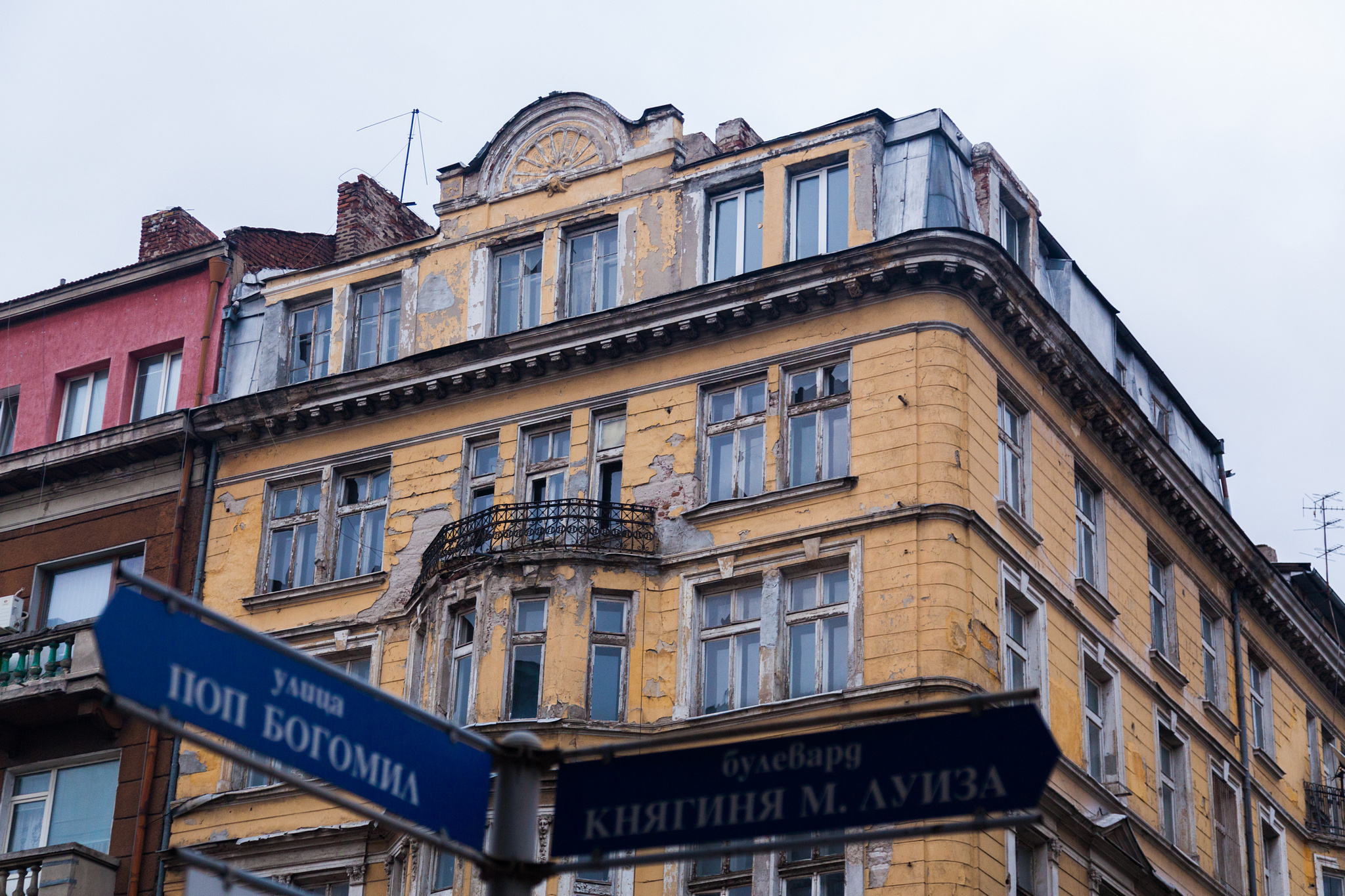 Някои от най-красивите сгради в София са именно в този квартал, но се рушат. А има как да бъдат спасени. Снимка: Николай Николов