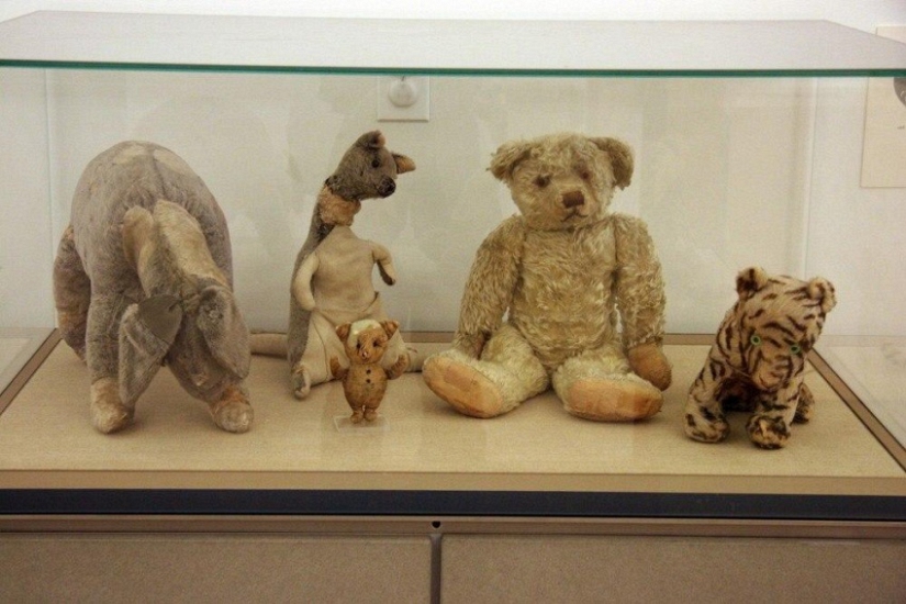 Оригиналните играчки на Кристофър Робин още се пазят в музей.