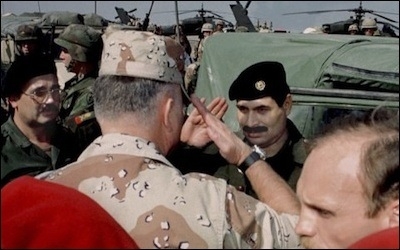 Американският генерал Норман Шварцкоф (отляво) и иракският генерал лейтенант Султан Хашим си отдават почит след иракското формално предаване през 1991 г.