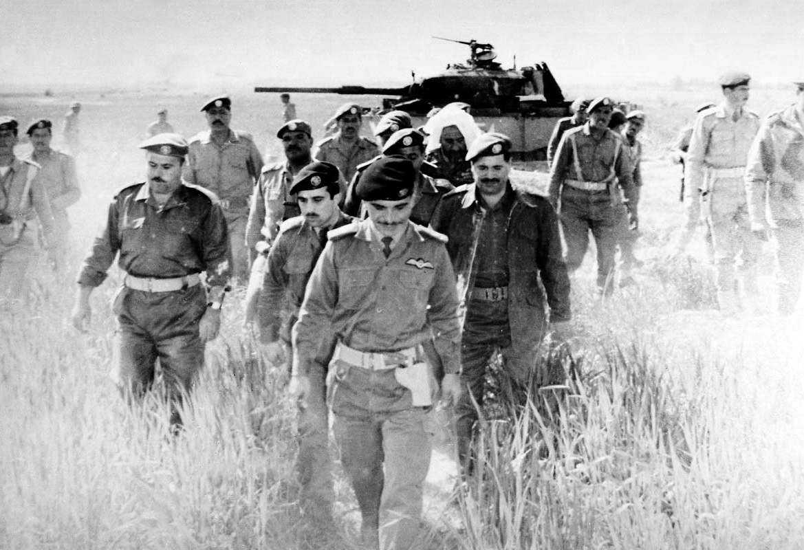 Йорданският крал Хюсеин проверява изоставен израелски танк след битката при Карамех, 1968 г. Източник: Wikipedia