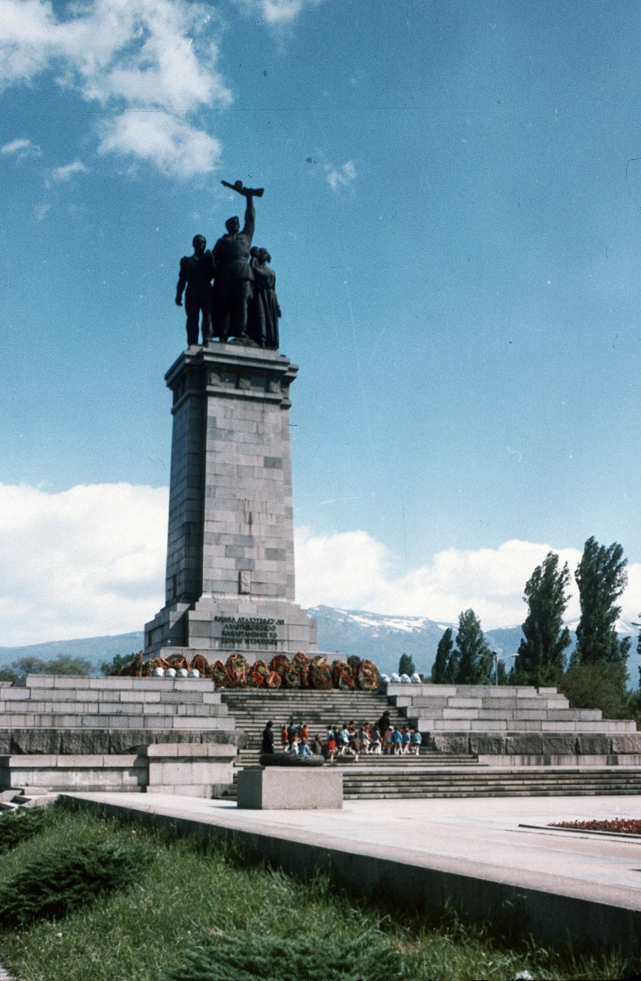 Монументът на окупаторската Червена армия през 1970 г.