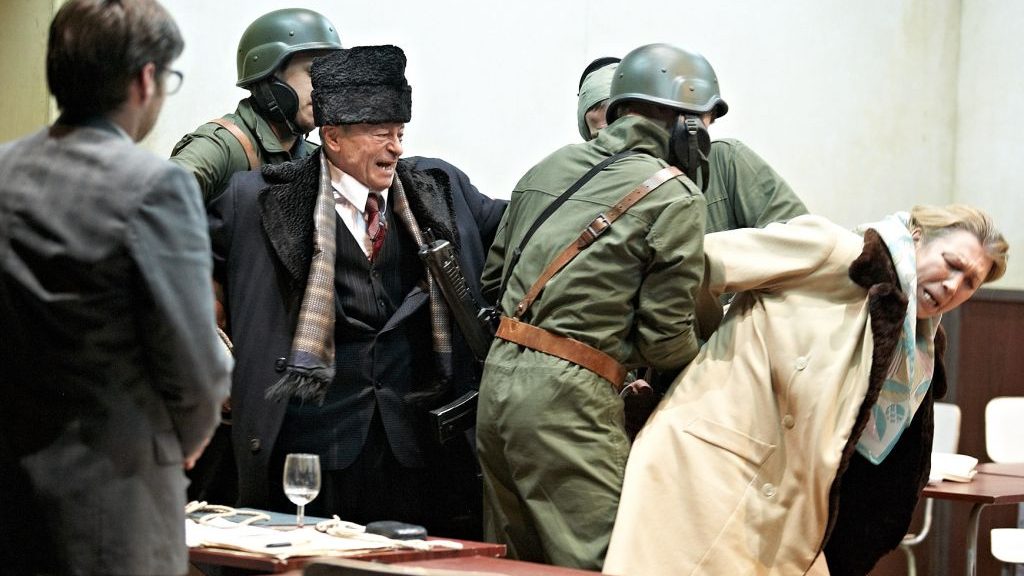 Арестът на Чаушеску и съпругата му.