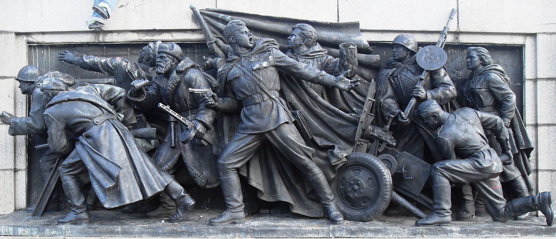 Скулптурна композиция върху западната страна на фундамента, представяща борбата на Червената армия през Втората световна война.