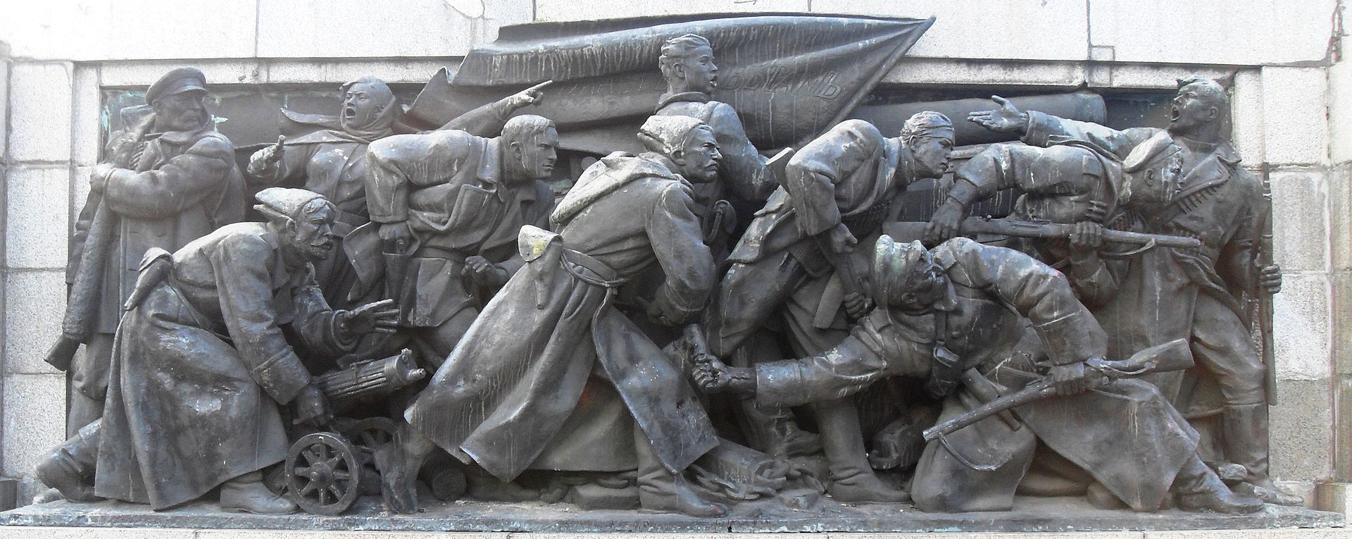 Скулптурна композиция върху източната страна на фундамента, представляваща Октомврийската революция в Русия, довела до създаването на СССР.