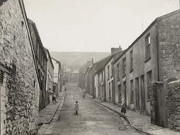 Работнически жилища до фабриката за стомана Ebbw Vale в Уелс, XIX век., разрушени през 1950-те.