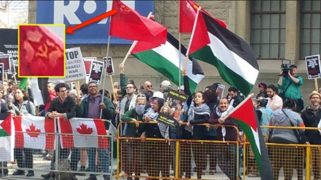 Комунистически и палестински знамена се веят заедно в Торонто, 2017 г. Снимка: Never Again Canada