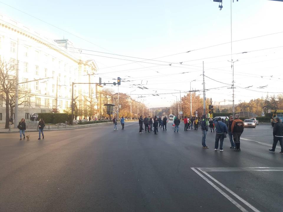 Блокиралите в продължение на часове площада пред Софийския университет бяха не повече от 100 души.