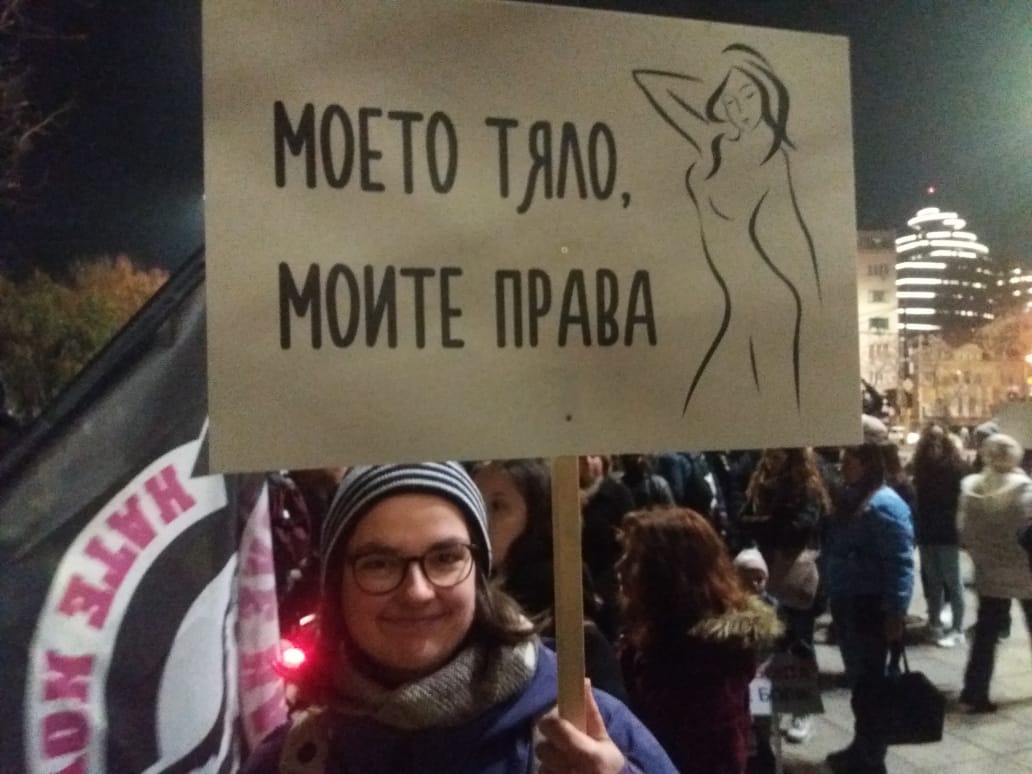 Жената на снимката е френска гражданка, дошла в България за протеста. Каза, че плакатът й е даден, а не го е направила сама.