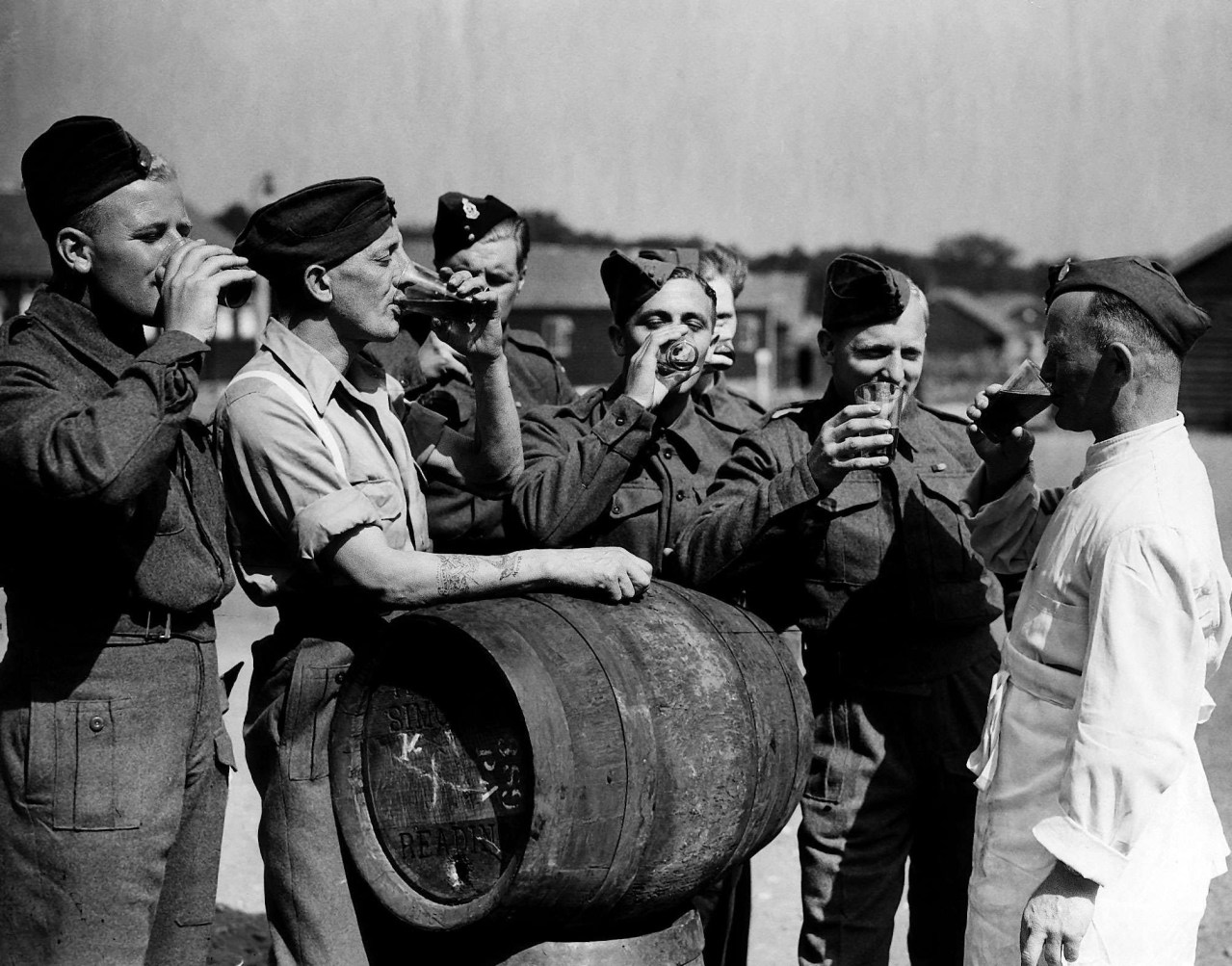 Британски войници пият бира след освобождаване от германски плен, 1944 г. 