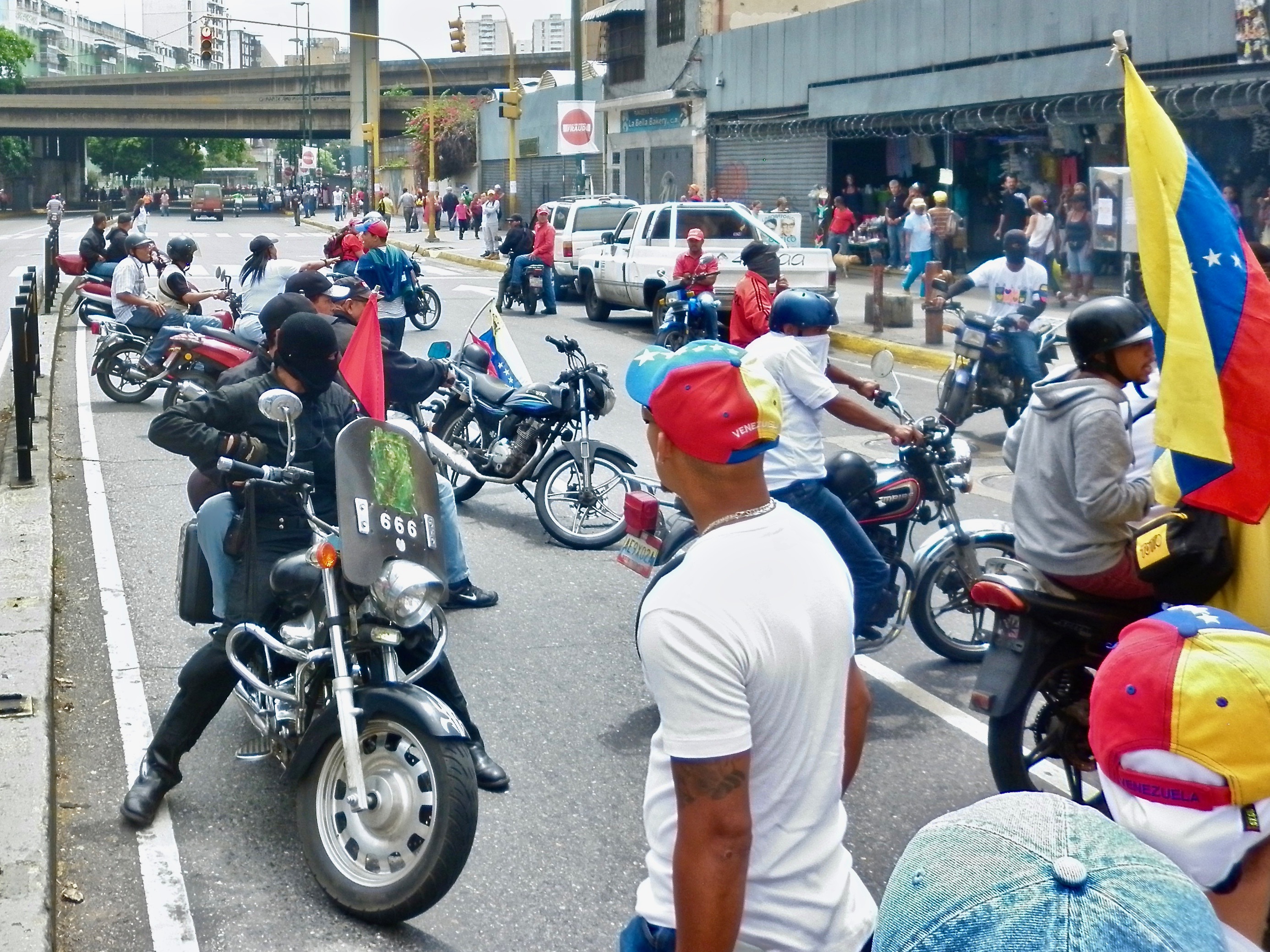 Членове на колективос се противопоставят на протест на опозицията. Източник: The Venezuela Reality Show