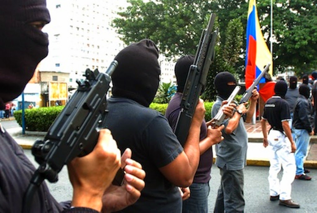 Членове на колективос със скрити лица по улиците на Каракас. Източник: The Venezuela Reality Show