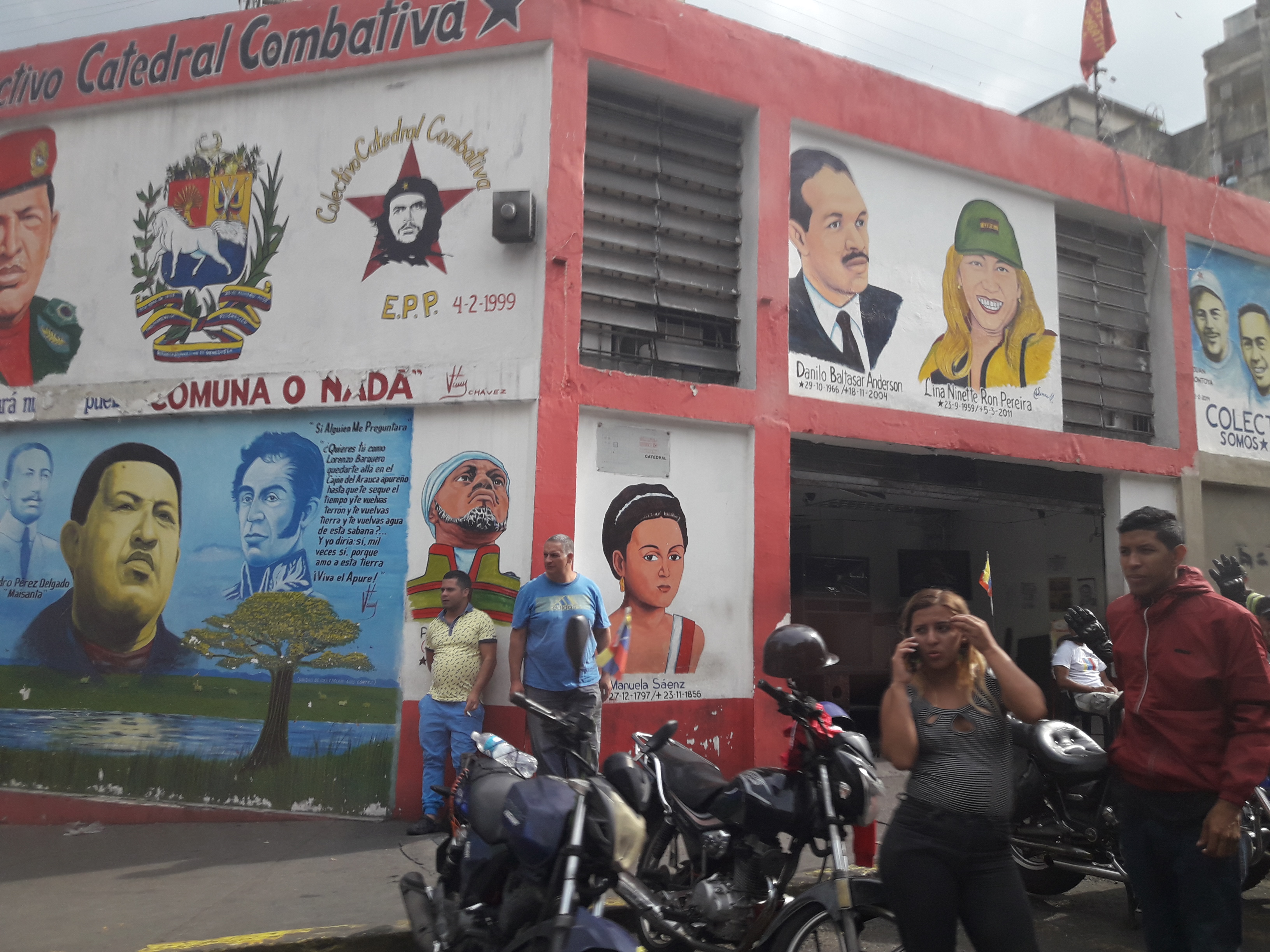 Графити в Каракас, сред които виждаме Уго Чавес, Симон Боливар, Че Гевара. 
