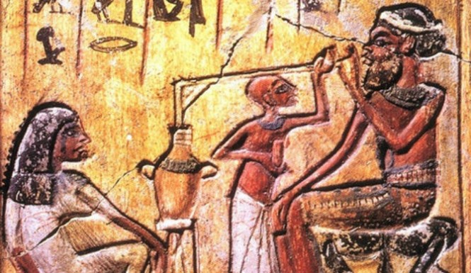 Вавилоняни пият бира с алкохол през сламка. Тогавашната бира не е била филтрирана и е имала всякакви примеси за вкус - моркови, зехтин, сирене, пелин, дори халюциногени като коноп и мак.