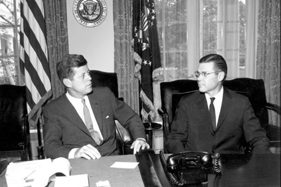 Президентът на САЩ Джон Ф. Кенеди и министърът на отбраната Робърт Макнамара, 1962 г.