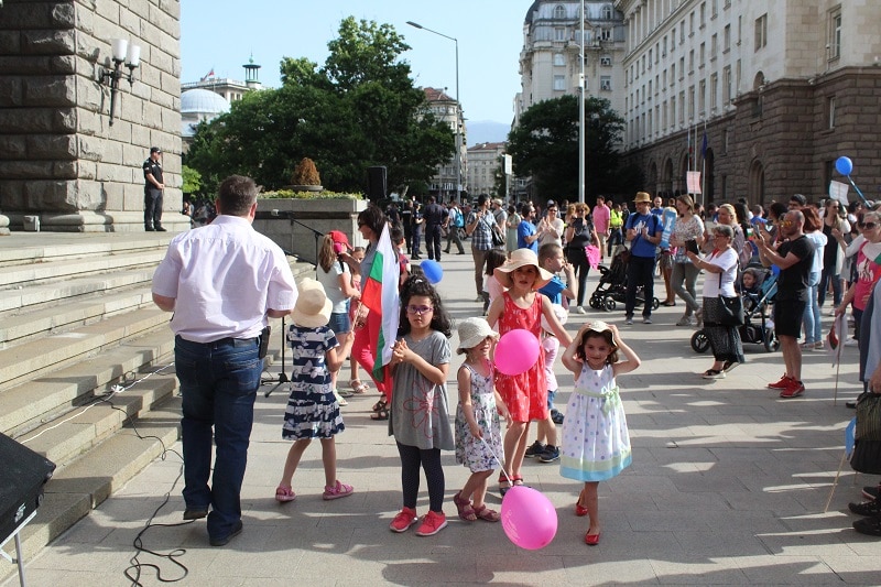 Водещият Ивайло Тинчев и група деца, малко преди да тръгне шествието.
