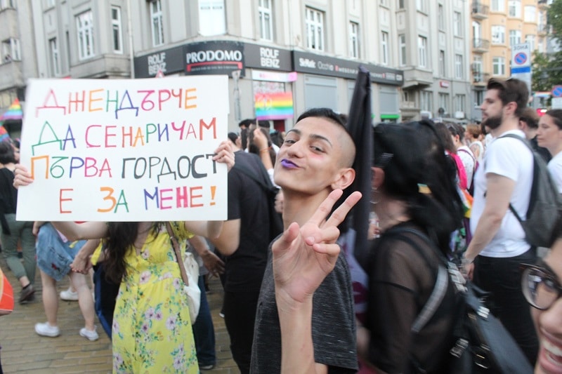 "Джендър" безмилостно и изцяло означава вече синоним на хомосексуалист на български език - и двете страни са съгласни с това.