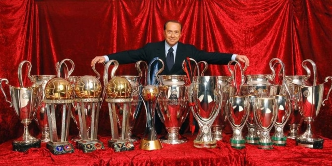 Берлускони с всички трофеи на футболен клуб "Милан" по време на неговото управление като собственик