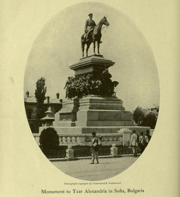 Империя - паметникът на руския цар Александър II в София, с местни шопи. Снимка: Underwood & Underwood, от The Century Magazine