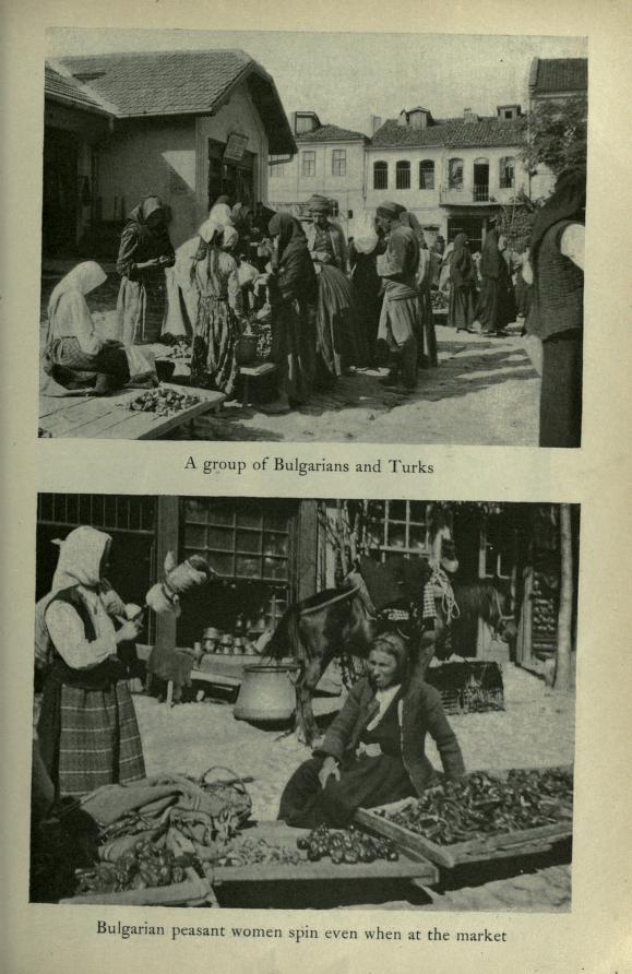 Българи и турци на пазара. Българска селянка преде на пазара.