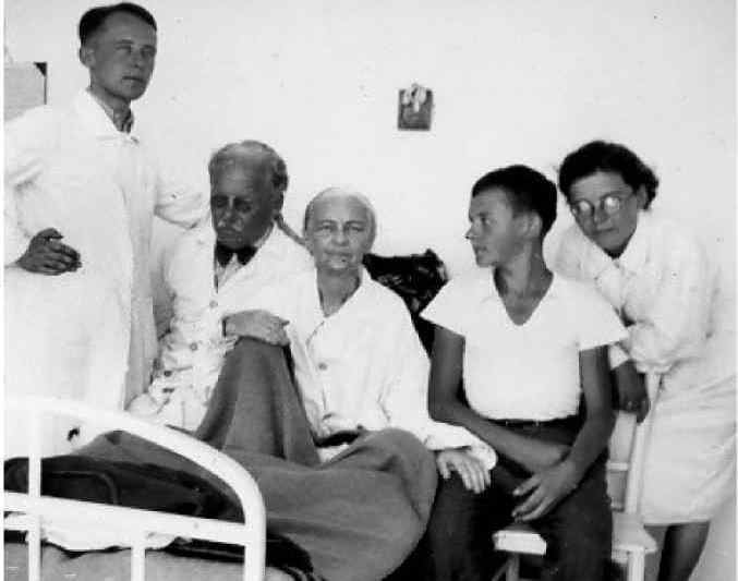 Създателят и ръководителят на болницата, лекар на 1-ви армейски корпус на руската армия Ф. Ф. Трейман (втори отляво) с колеги и пациенти.