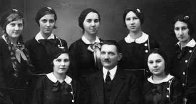 Група възпитаници от лицея В. П. Кузмин, който имал репутация в България като една от най-добрите руски образователни институции. Сред тях, най-вероятно, един от учителите.