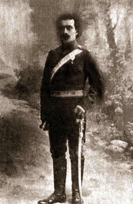 Карекин Нъждех в българска униформа.