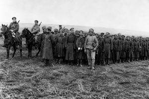 Пленените руски войници маршируват. Снимка от архива на историка Янко Гочев, изчистена с ИИ.