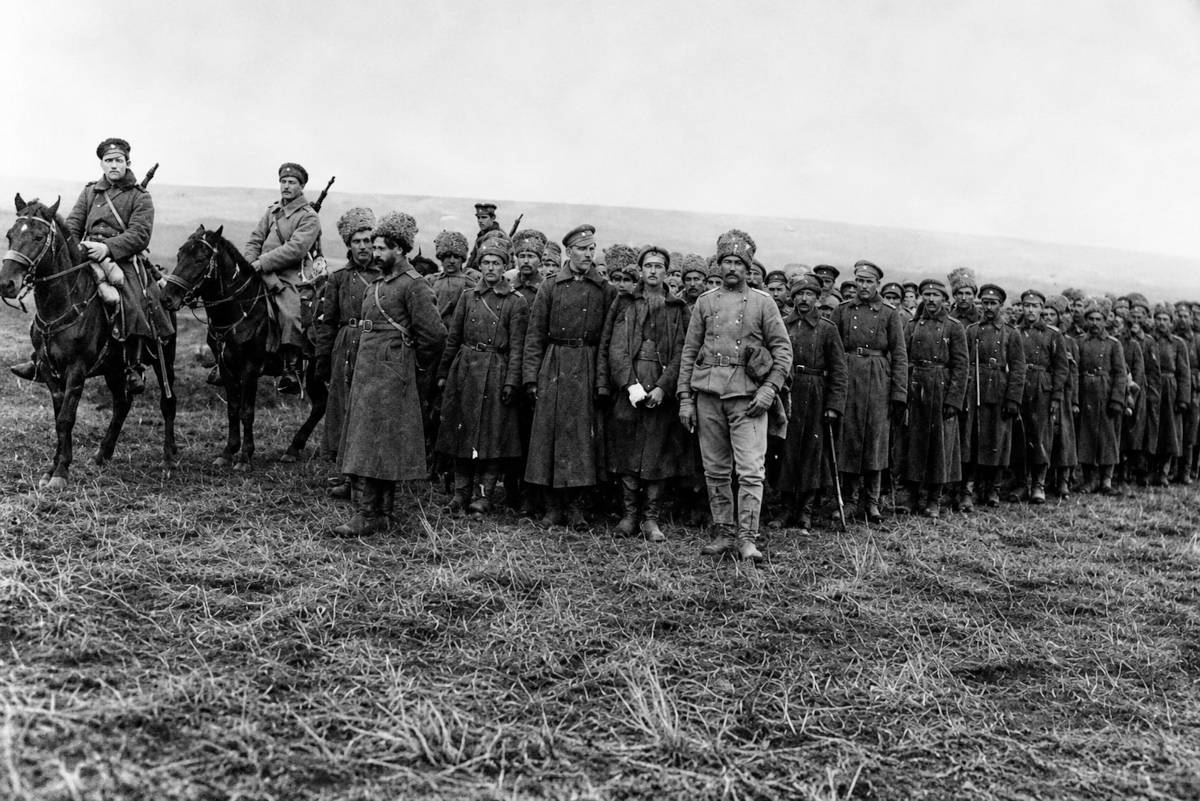 Пленените руски войници маршируват. Снимка от архива на историка Янко Гочев, изчистена с ИИ.