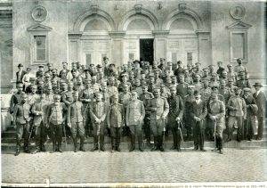 На снимката: Офицерите и военните чиновници на Македоно-одринското опълчение в 1912—1913 г.