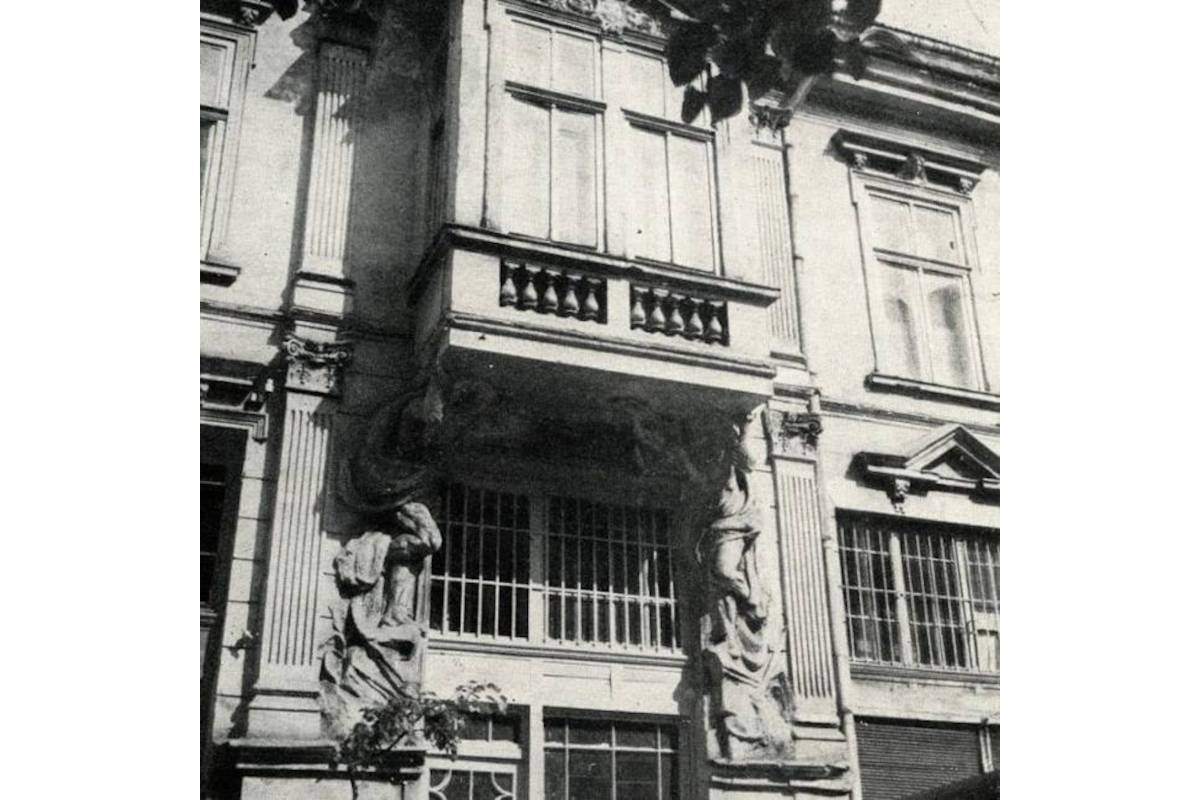 Фасадата на къщата на княз Кирил Преславски – еркерът с атлантите. Снимка от 1930-те години