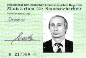 Владимир Путин e на 33 години, когато получи тази лична карта на Щази като агент на КГБ в Източна Германия.