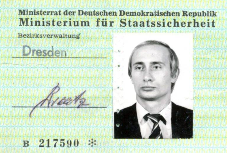 Владимир Путин e на 33 години, когато получи тази лична карта на Щази като агент на КГБ в Източна Германия.