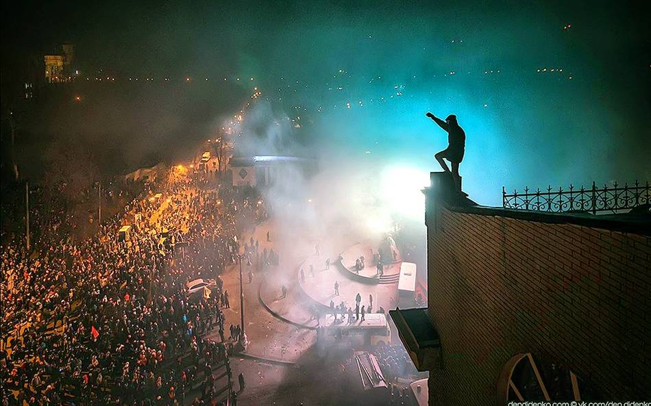 Кадър от 20 януари 2014 г., при превземането на стадиона "Динамо" от протестиращите. Снимка dendidenko.
