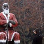 Паметникът на Димитър Благоев в кръстения на него Благоевград е оцветен като Дядо Коледа през 2013 г.