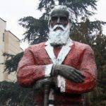 Паметникът на Димитър Благоев в кръстения на него Благоевград е оцветен като Дядо Коледа през 2013 г.