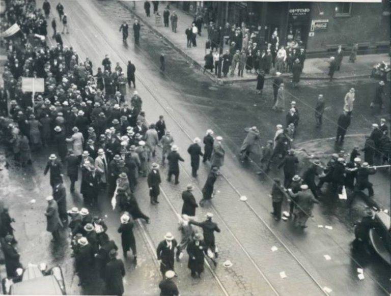 Комунисти нападат украинци, протестиращи против Голодомора, Чикаго, 1933 г.