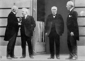 Голямата четворка на съюзниците разговаря по време на срещата във Версай за подписването на Версайския договор, с който официално се слага край на Първата световна война, на тази снимка от 1919 г. Това са (от ляво на дясно) Дейвид Лойд Джордж от Великобритания, Виторио Орландо от Италия, Жорж Клемансо от Франция и Удроу Уилсън, президент на САЩ. (AP Photo)