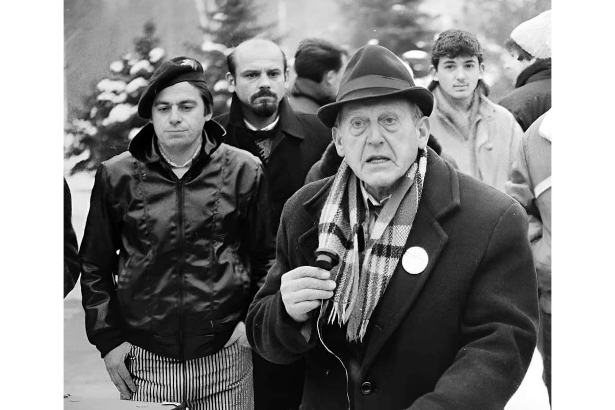 Илия Минев говори на един от първите протести на СДС през 90-те години. Снимка: Георги Георгиев-Джони / prehoda.bg