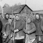 Колхози и работещите в тях вече безимотни селяни - най-доброто описание за немощта на комунистическата икономика и идеология.