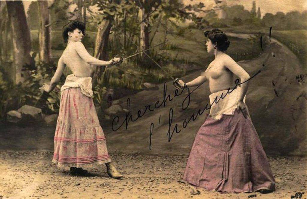 Френска картичка с женски дуел. Надписът гласи „Cherchez l'homme“ - френска фраза, означаваща „търси мъжа“.