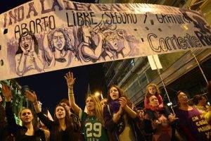 Испания - демонстранти реагират под плакат по време на демонстрация срещу спорния опит на испанското правителство да ограничи правото на аборт в центъра на Мадрид по случай Международния ден на жената, 8 март 2014 г. AFP PHOTO/ JAVIER SORIANO