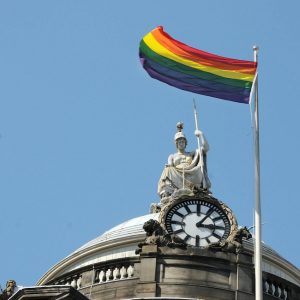 Знамето с дъгата, символ на ЛГБТ хората, се вее над кметството в Ливърпул, 2016 г. Източник: Wikimedia