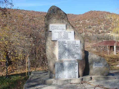 Село Влахи и паметникът на убитите от БКП. Снимка: Ангел Малинов