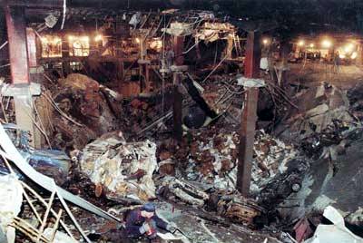 Атентатът от 1993 г. образува дупка с височина 4 етажа и ширина половин футболно игрище в Кула 1 на Световния търговски център.