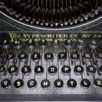 Пишеща машина с буквите от стария правопис.