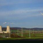 Вятърни турбини в Германия – ключов елемент за производство на енергия от възобновяеми източници. До тях се вижда АЕЦ „Гронде“ (Kernkraftwerk Grohnde, KWG), затворена по политически причини през 2023 г. Снимка: Arnold Middelkoop on Unsplash