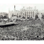 21 септември 1946 г. Снимка на американски журналист показва изкараните под строй на градския площад жители на Русе. Събитието е „победата“ на Отечествения фронт на референдума за република. Снимка: © Старо Русе