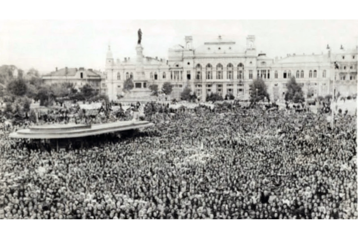 21 септември 1946 г. Снимка на американски журналист показва изкараните под строй на градския площад жители на Русе. Събитието е „победата“ на Отечествения фронт на референдума за република. Снимка: © Старо Русе