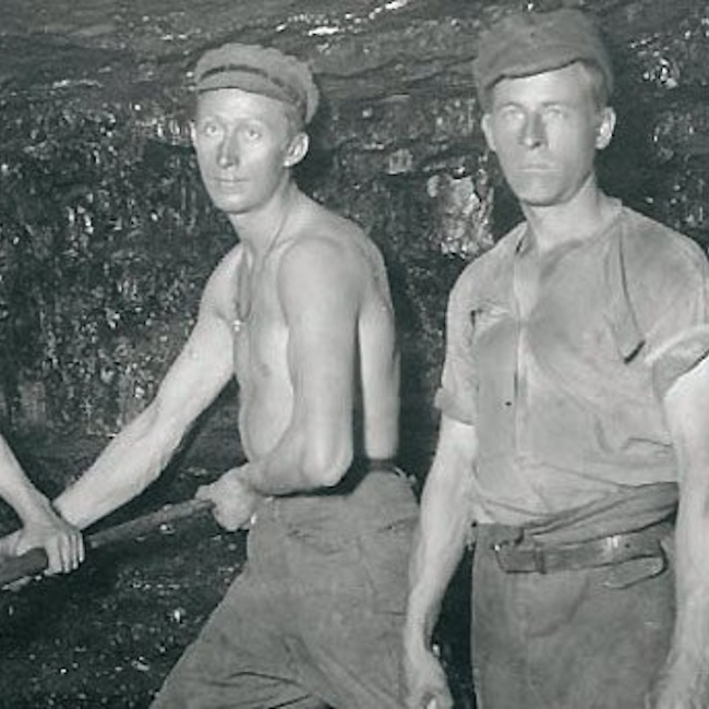 Бивши офицери от руската армия на ген. П. Н. Врангел работят във въглищни мини в град Перник, 1922 г.