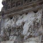 Юдейската война - Богатствата на Йерусалим биват изнесени от римските легионери след победата в Юдейската война. Детайли от Арката на Тит, Рим. Снимка: Георги Драганов